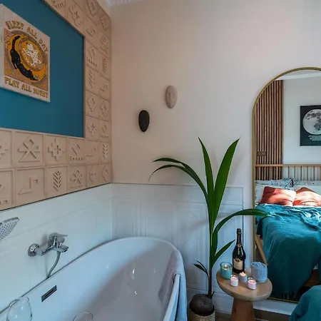 Апартаменты Otto Enjoy Relax 30 Sec To Taksim Bathtub Стамбул